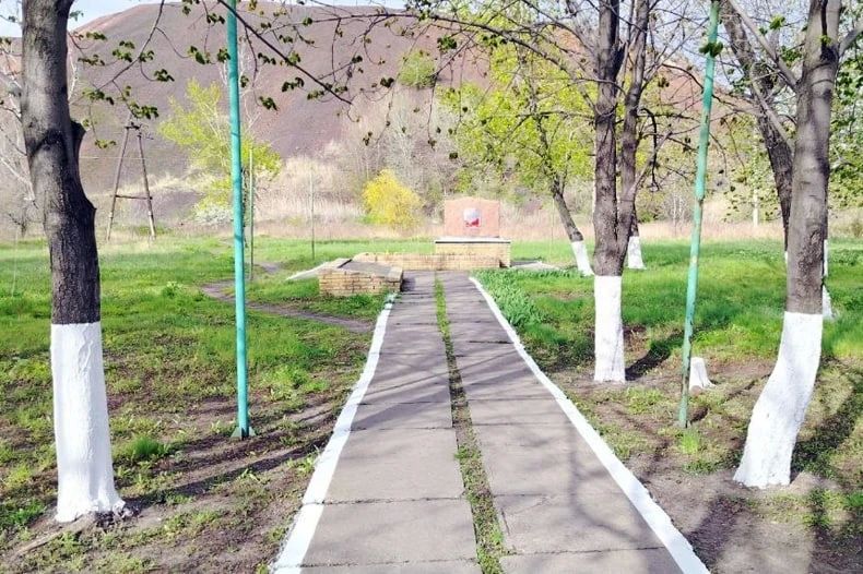 Аварийно-восстановительная бригада Красноярского края отремонтировала памятник ВОВ в пгт Шахтёрский Аварийно-восстановительная бригада Красноярского края отремонтировала памятник ВОВ в пгт Шахтёрский