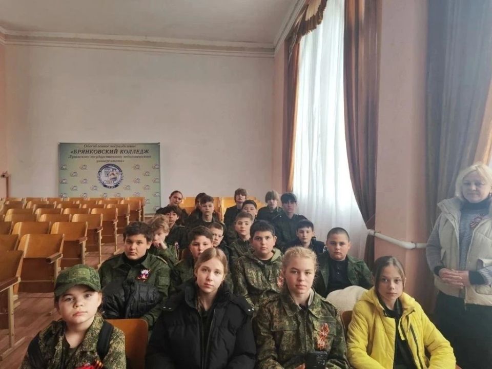 В преддверии Дня Победы в Брянковском колледже ЛГПУ состоялось торжественное мероприятие «Военной музыки оркестр», посвящённое Дню Великой Победы В преддверии Дня Победы в Брянковском колледже ЛГПУ состоялось торжественное мероприятие «Военной музыки оркестр», посвящённое Дню Великой Победы