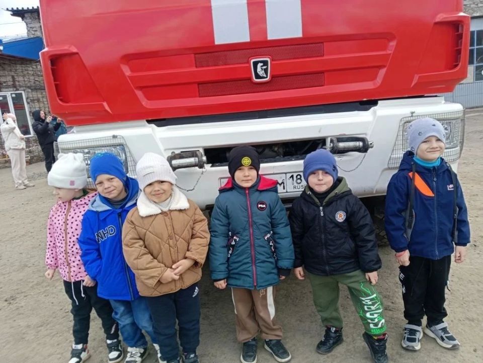 В рамках Дня пожарной охраны России и весенней Недели безопасности воспитанники дошкольного учреждения «Колокольчик» побывали на экскурсии в пожарной части, где их встретил Виталий Чибисов В рамках Дня пожарной охраны России и весенней Недели безопасности воспитанники дошкольного учреждения «Колокольчик» побывали на экскурсии в пожарной части, где их встретил Виталий Чибисов
