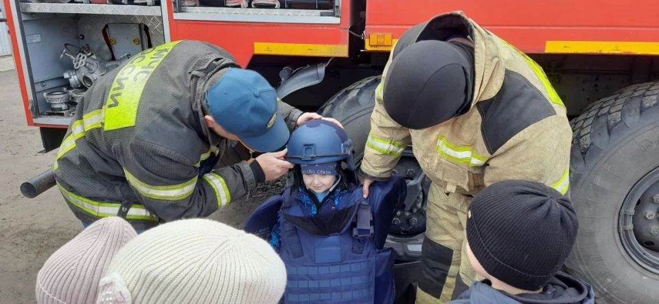 В рамках Дня пожарной охраны России и весенней Недели безопасности воспитанники дошкольного учреждения «Колокольчик» побывали на экскурсии в пожарной части, где их встретил Виталий Чибисов В рамках Дня пожарной охраны России и весенней Недели безопасности воспитанники дошкольного учреждения «Колокольчик» побывали на экскурсии в пожарной части, где их встретил Виталий Чибисов