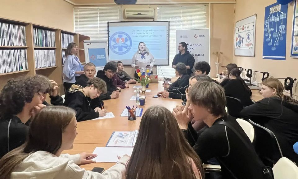 В Беловодском молодежном клубе прошла встреча с врачом скорой помощи на тему «Минуты решают всё!» В Беловодском молодежном клубе прошла встреча с врачом скорой помощи на тему «Минуты решают всё!»