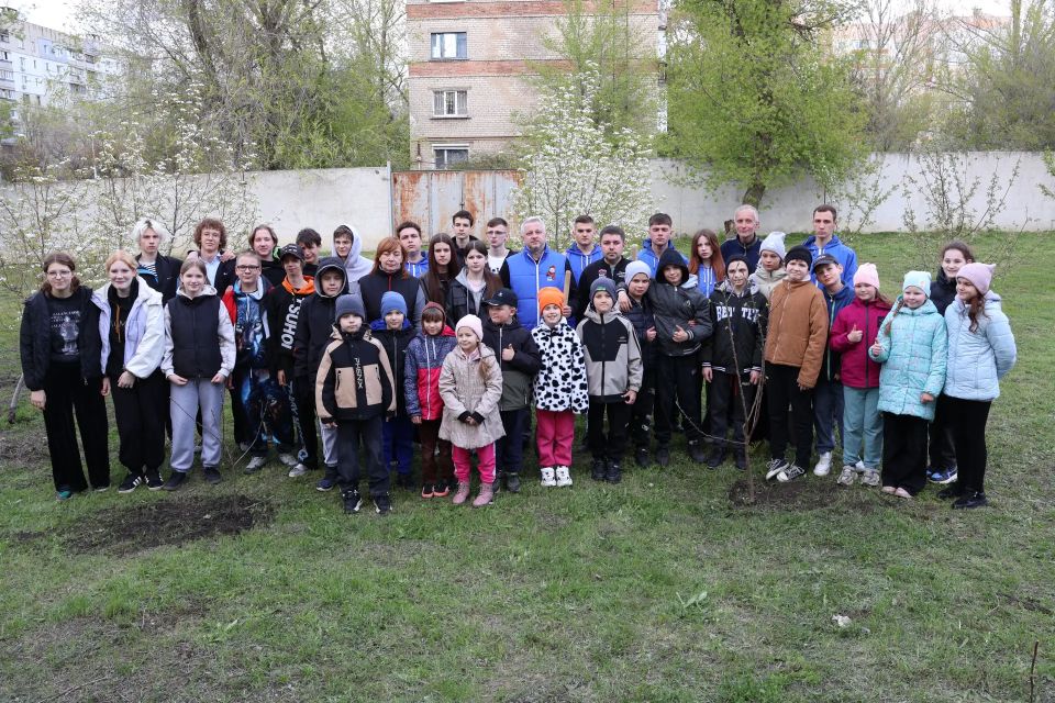 При поддержке «Единой России» в двух школах-интернатах Луганска появились яблоневые сады При поддержке «Единой России» в двух школах-интернатах Луганска появились яблоневые сады
