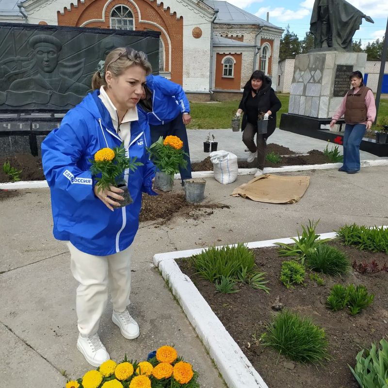 Цветы памяти у "Мемориала Славы" в Рыбянцево! Цветы памяти у "Мемориала Славы" в Рыбянцево!