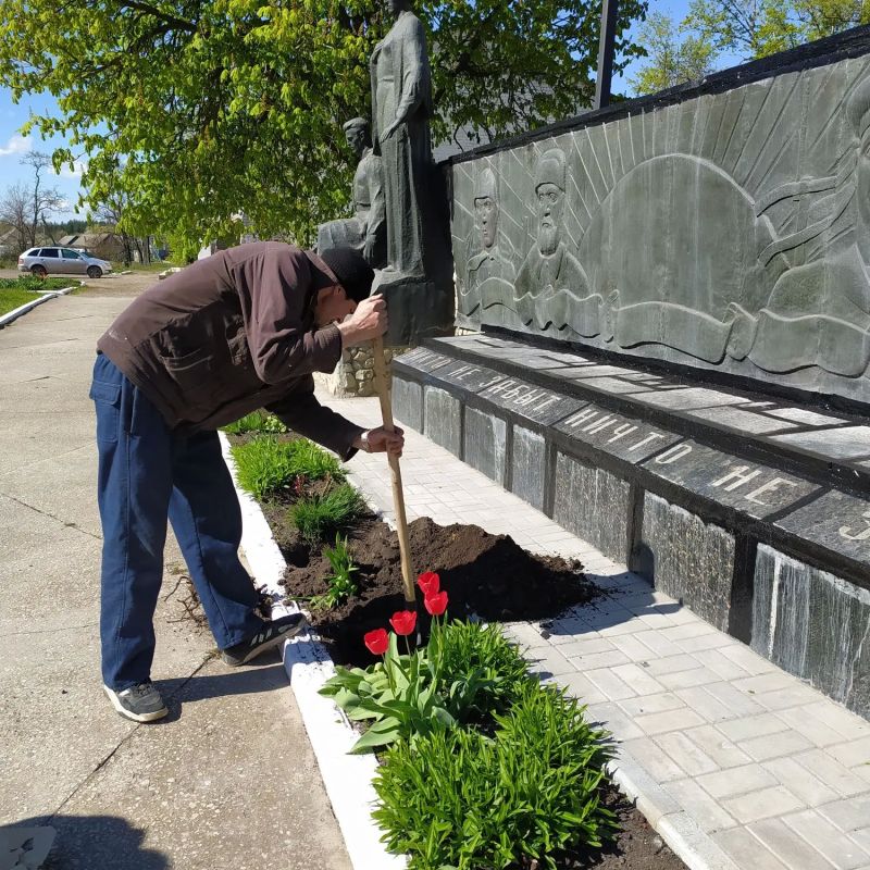 Цветы памяти у "Мемориала Славы" в Рыбянцево! Цветы памяти у "Мемориала Славы" в Рыбянцево!
