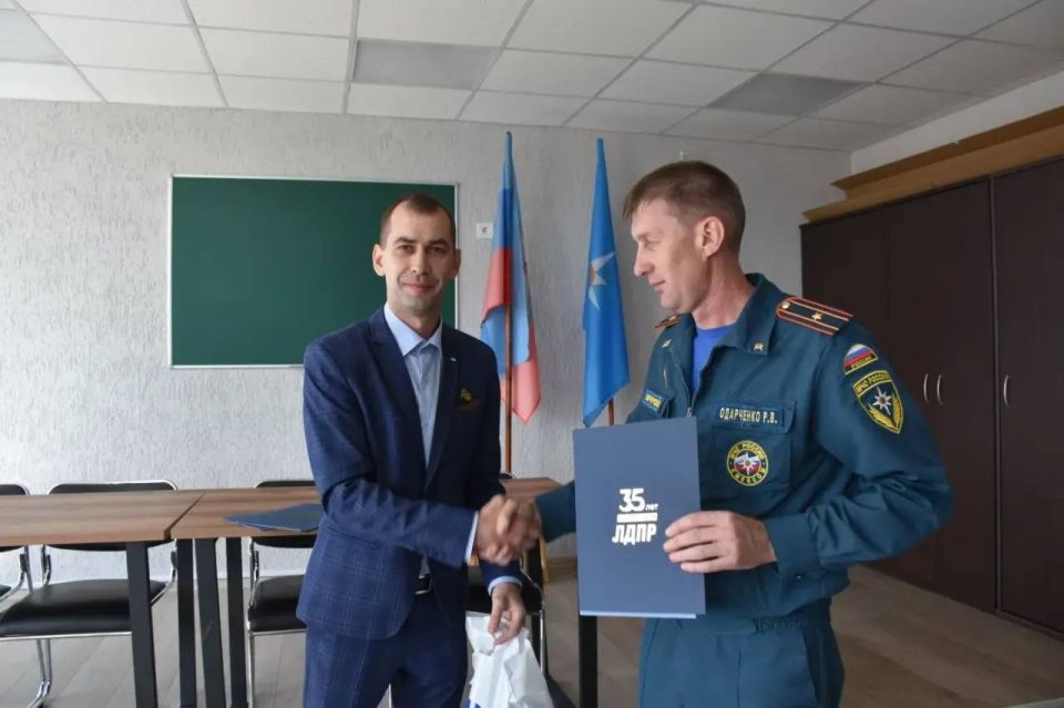 Мужество и преданность делу: поздравление сотрудников пожарной части Мужество и преданность делу: поздравление сотрудников пожарной части