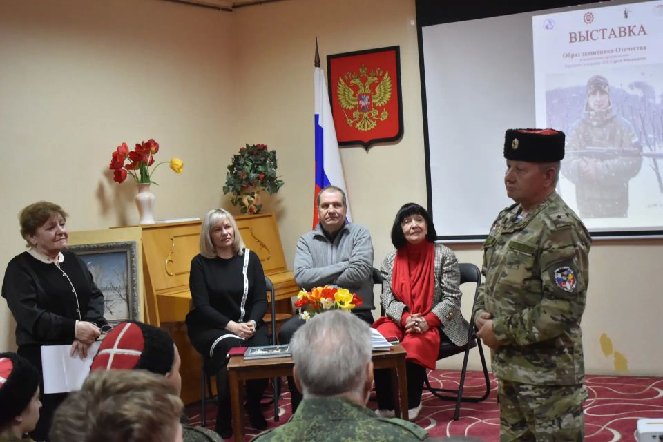 Передвижная выставка «Образ защитника Отечества» открылась в Стаханове Передвижная выставка «Образ защитника Отечества» открылась в Стаханове