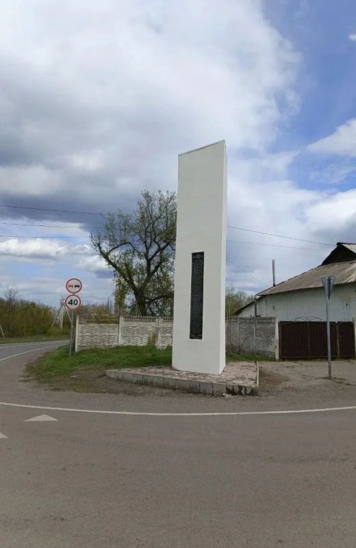 В преддверии Дня Победы сотрудники МБУ «Кировский комбинат коммунальных услуг» привели в порядок Памятник погибшим воинам – рабочим шахты №77, расположенный в Кировске на улице 23 партсъезда В преддверии Дня Победы сотрудники МБУ «Кировский комбинат коммунальных услуг» привели в порядок Памятник погибшим воинам – рабочим шахты №77, расположенный в Кировске на улице 23 партсъезда