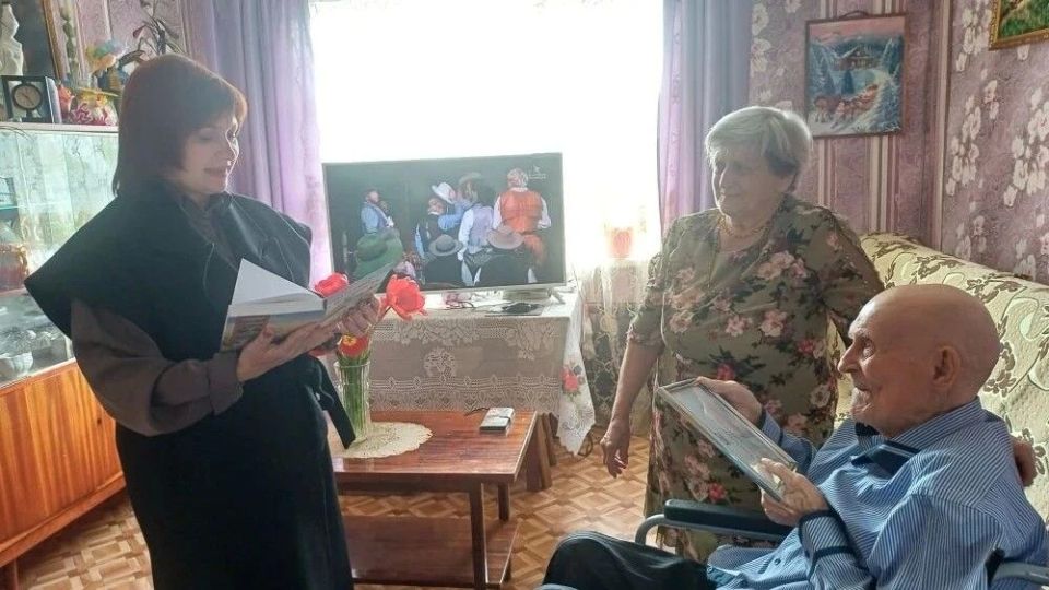 Чествование шахтёрской семьи Яицких Геннадия Егоровича и Антонины Андреевны — жителей посёлка городского типа Дубовский Чествование шахтёрской семьи Яицких Геннадия Егоровича и Антонины Андреевны — жителей посёлка городского типа Дубовский