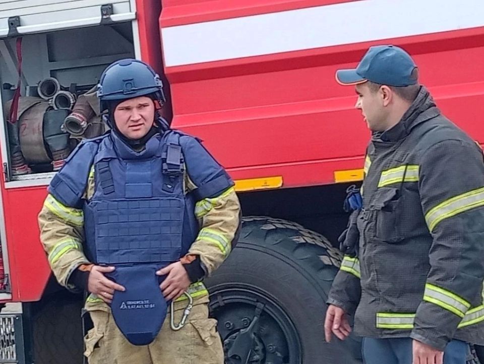 В рамках Дня пожарной охраны России и весенней Недели безопасности воспитанники дошкольного учреждения «Колокольчик» побывали на экскурсии в пожарной части, где их встретил Виталий Чибисов В рамках Дня пожарной охраны России и весенней Недели безопасности воспитанники дошкольного учреждения «Колокольчик» побывали на экскурсии в пожарной части, где их встретил Виталий Чибисов