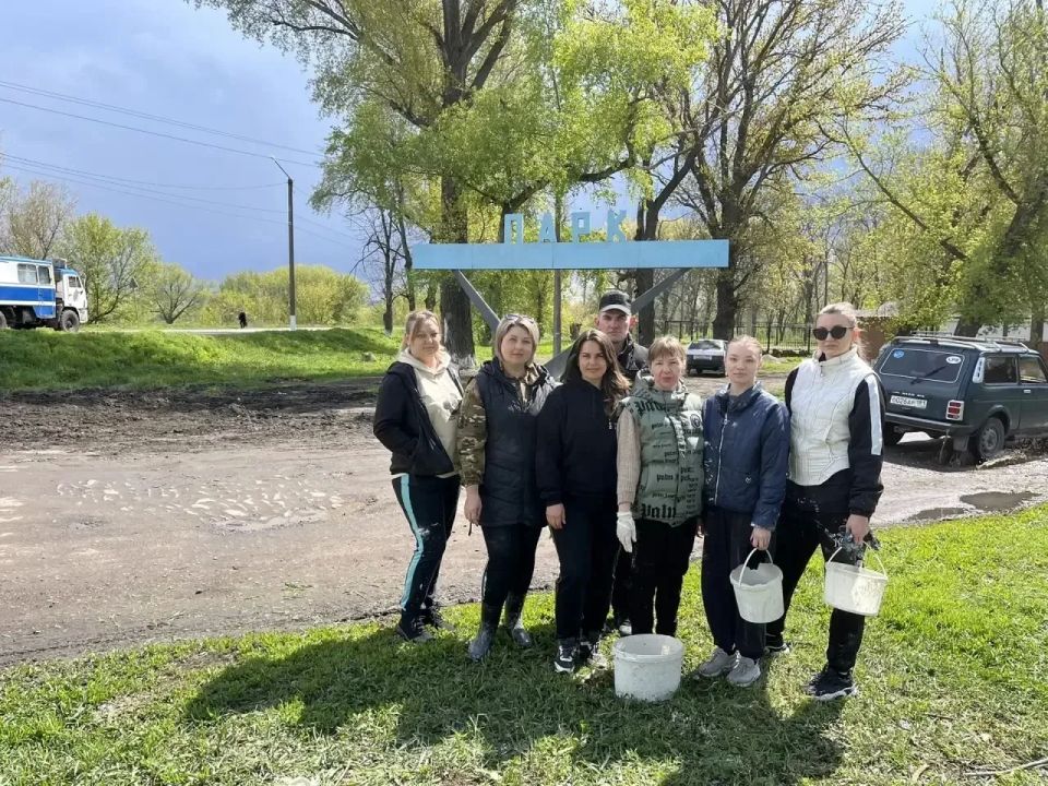 В селе Новосветловка провели субботник по благоустройству памятного места В селе Новосветловка провели субботник по благоустройству памятного места