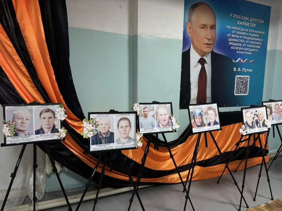 Учащиеся Ровеньковской школы №3 присоединились к Всероссийской акции "Бессмертный полк трудового тыла Учащиеся Ровеньковской школы №3 присоединились к Всероссийской акции "Бессмертный полк трудового тыла