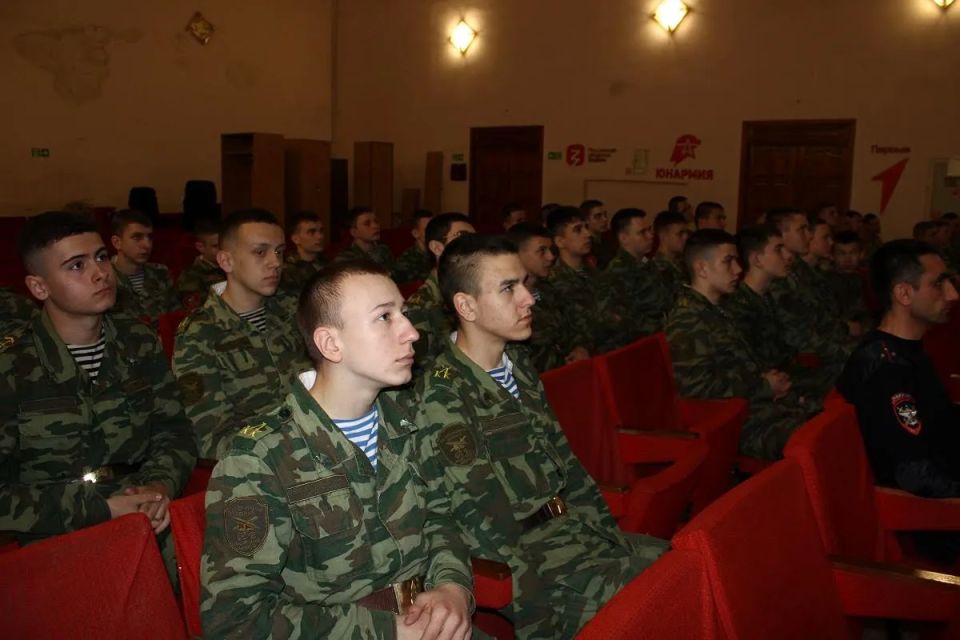 Транспортные полицейские Луганска провели профилактические беседы с молодежью Транспортные полицейские Луганска провели профилактические беседы с молодежью