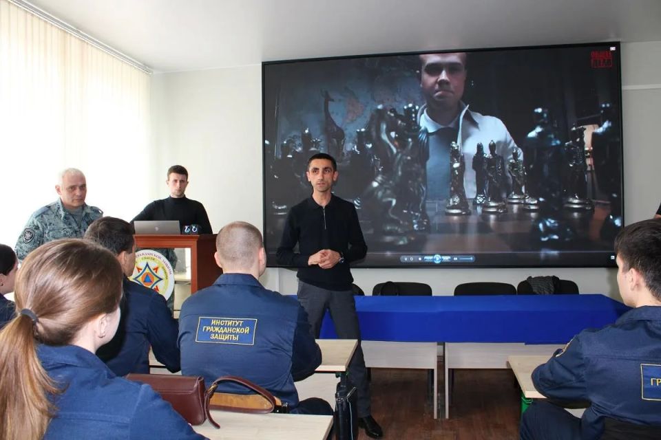 Транспортные полицейские Луганска провели профилактические беседы с молодежью Транспортные полицейские Луганска провели профилактические беседы с молодежью