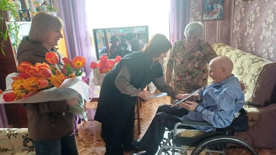Чествование шахтёрской семьи Яицких — Геннадия Егоровича и Антонины Андреевны, жителей посёлка городского типа Дубовский Чествование шахтёрской семьи Яицких — Геннадия Егоровича и Антонины Андреевны, жителей посёлка городского типа Дубовский