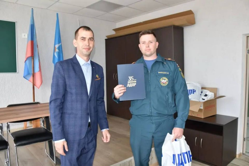 Мужество и преданность делу: поздравление сотрудников пожарной части Мужество и преданность делу: поздравление сотрудников пожарной части