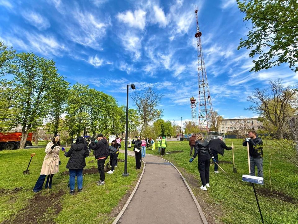 Артисты ЛНР и представители Министерства культуры Республики высадили памятную аллею в Сквере имени «Молодой гвардии» Артисты ЛНР и представители Министерства культуры Республики высадили памятную аллею в Сквере имени «Молодой гвардии»