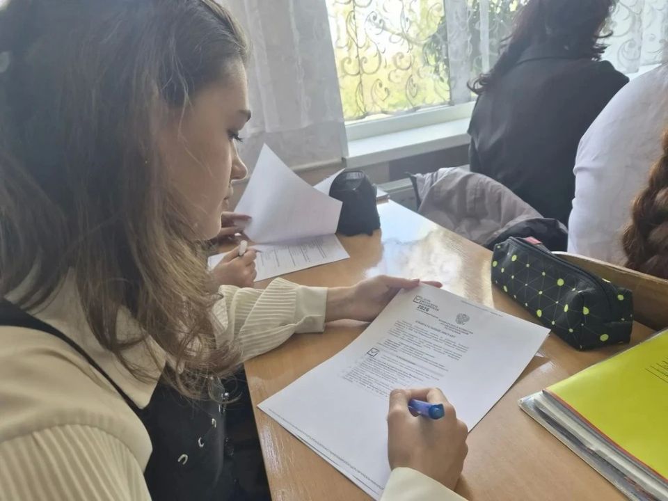 В Лутугинской школе №1 прошёл «Избирательный диктант» для старшеклассников В Лутугинской школе №1 прошёл «Избирательный диктант» для старшеклассников