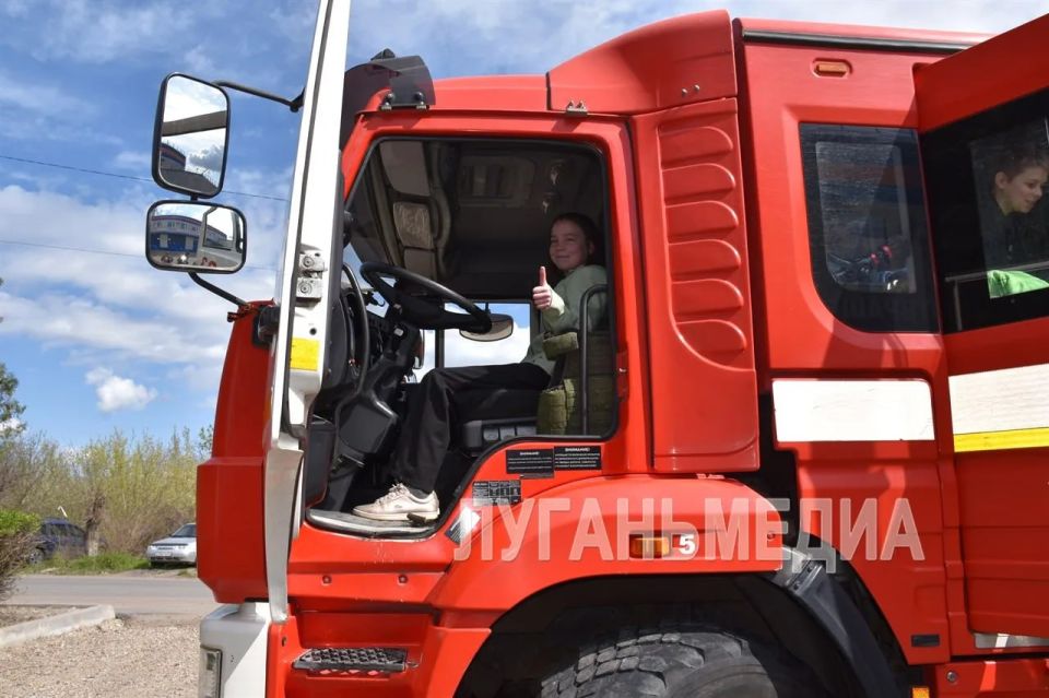 Для школьников Первомайска была организована экскурсия в пожарную часть округа Для школьников Первомайска была организована экскурсия в пожарную часть округа