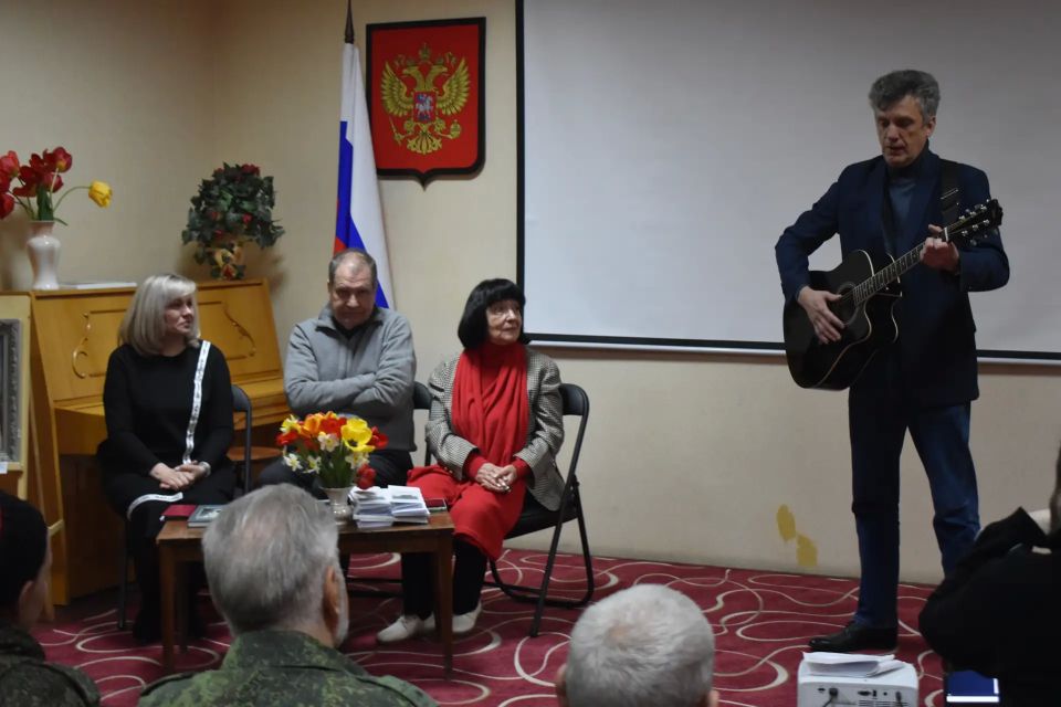 Передвижная выставка «Образ защитника Отечества» открылась в Стаханове Передвижная выставка «Образ защитника Отечества» открылась в Стаханове