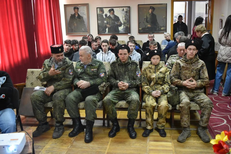 Передвижная выставка «Образ защитника Отечества» открылась в Стаханове Передвижная выставка «Образ защитника Отечества» открылась в Стаханове