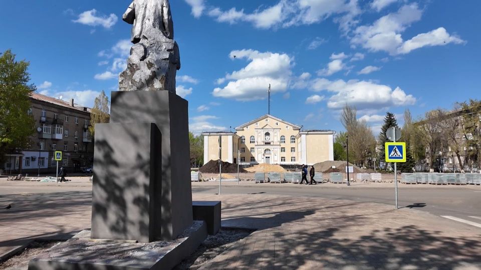 Строительная компания «Артстрой» продолжает работы у здания ДК «Юность» в Молодогвардейске Строительная компания «Артстрой» продолжает работы у здания ДК «Юность» в Молодогвардейске