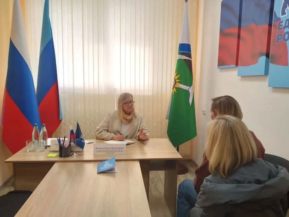 В рамках недели приема граждан по вопросам старшего поколения в местной общественной приемной Всероссийской политической партии «Единая Россия» приём провела Председатель Совета депутатов Наталья Волошина В рамках недели приема граждан по вопросам старшего поколения в местной общественной приемной Всероссийской политической партии «Единая Россия» приём провела Председатель Совета депутатов Наталья Волошина