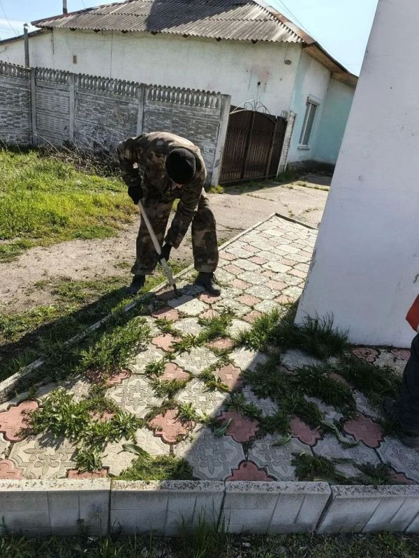 В преддверии Дня Победы сотрудники МБУ «Кировский комбинат коммунальных услуг» привели в порядок Памятник погибшим воинам – рабочим шахты №77, расположенный в Кировске на улице 23 партсъезда В преддверии Дня Победы сотрудники МБУ «Кировский комбинат коммунальных услуг» привели в порядок Памятник погибшим воинам – рабочим шахты №77, расположенный в Кировске на улице 23 партсъезда