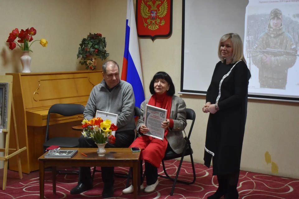 Передвижная выставка «Образ защитника Отечества» открылась в Стаханове Передвижная выставка «Образ защитника Отечества» открылась в Стаханове