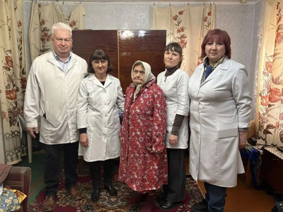 Специалисты Славяносербской ЦРБ осмотрели жителей г.Зимогорье Специалисты Славяносербской ЦРБ осмотрели жителей г.Зимогорье
