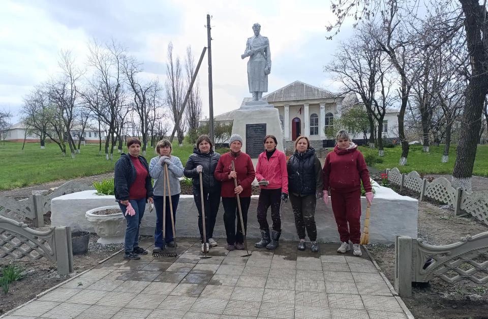 30 апреля, в преддверии Дня Победы, в Малоивановке был проведен субботник, организованный бюджетными учреждениями, на территории Братской могилы советских воинов 30 апреля, в преддверии Дня Победы, в Малоивановке был проведен субботник, организованный бюджетными учреждениями, на территории Братской могилы советских воинов