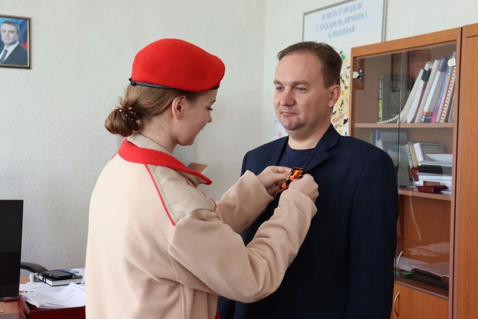 Руководство Стаханова присоединилось к акции «Георгиевская лента» Руководство Стаханова присоединилось к акции «Георгиевская лента»