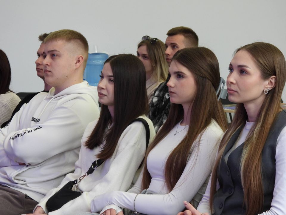 Руководитель Алчевского местного отделения Молодой Гвардии в ДонГТУ, депутат городского округа города Алчевск Александр Ярский встретился с активной молодежью в рамках проекта «ГосСтарт.Диалог» Руководитель Алчевского местного отделения Молодой Гвардии в ДонГТУ, депутат городского округа города Алчевск Александр Ярский встретился с активной молодежью в рамках проекта «ГосСтарт.Диалог»