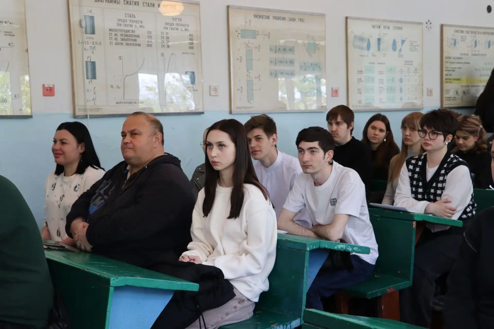 В Стахановском инженерно-педагогическом институте прошла встреча, посвящённая Дню коренных народов России В Стахановском инженерно-педагогическом институте прошла встреча, посвящённая Дню коренных народов России