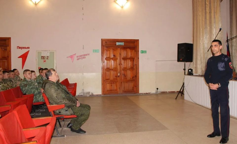 Транспортные полицейские Луганска провели профилактические беседы с молодежью Транспортные полицейские Луганска провели профилактические беседы с молодежью