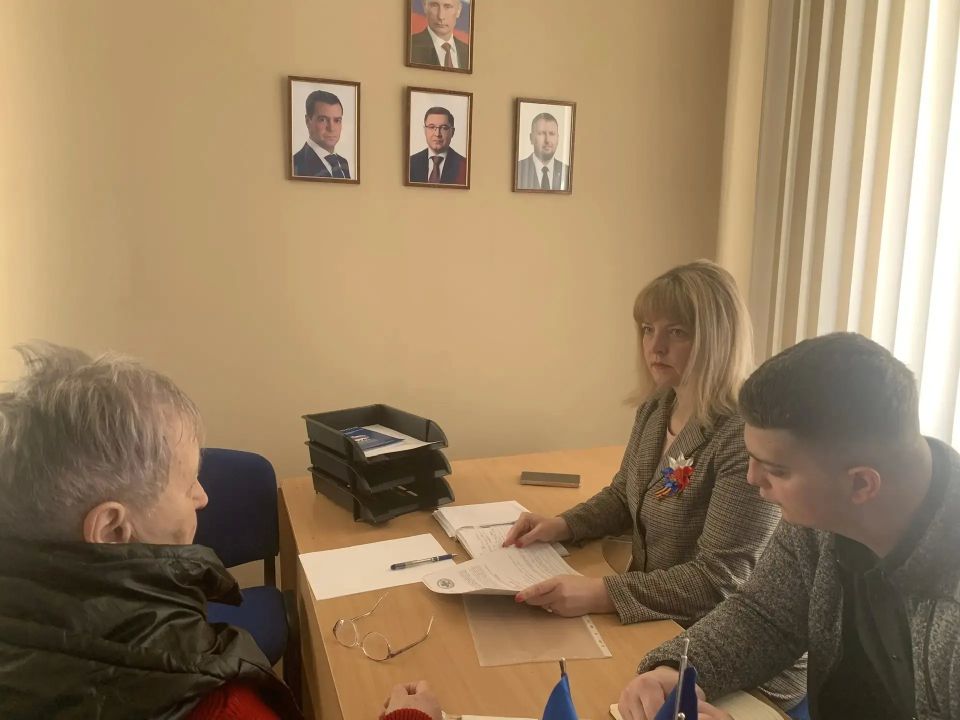 Представители Минздрава ЛНР провели приём граждан в общественной приемной «Единой России» Представители Минздрава ЛНР провели приём граждан в общественной приемной «Единой России»