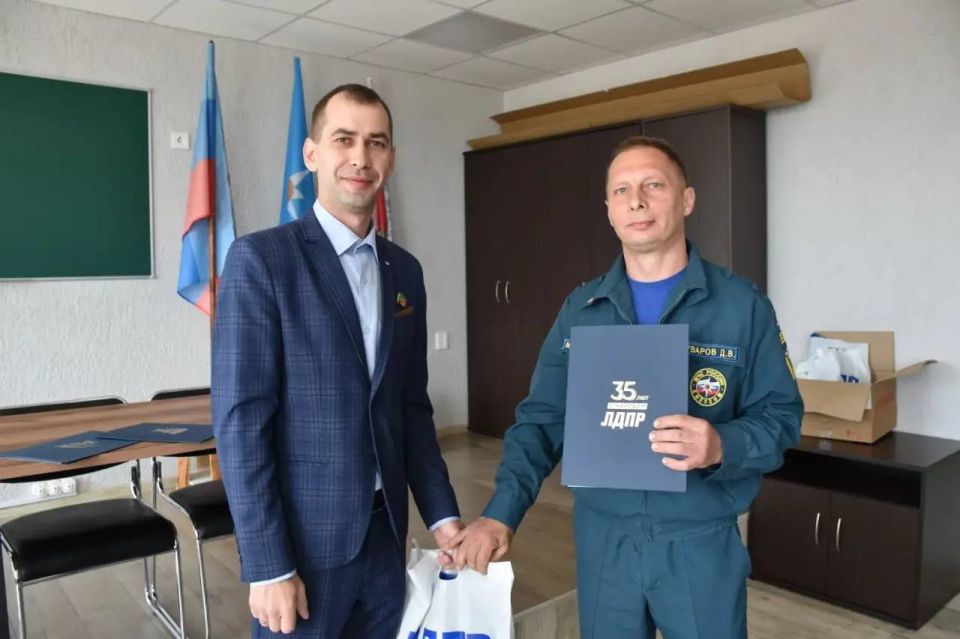 Мужество и преданность делу: поздравление сотрудников пожарной части Мужество и преданность делу: поздравление сотрудников пожарной части