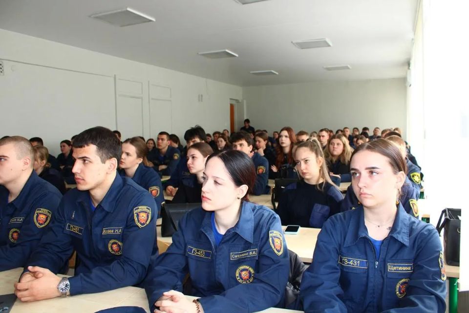Транспортные полицейские Луганска провели профилактические беседы с молодежью Транспортные полицейские Луганска провели профилактические беседы с молодежью