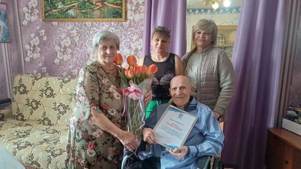 Чествование шахтёрской семьи Яицких Геннадия Егоровича и Антонины Андреевны — жителей посёлка городского типа Дубовский Чествование шахтёрской семьи Яицких Геннадия Егоровича и Антонины Андреевны — жителей посёлка городского типа Дубовский
