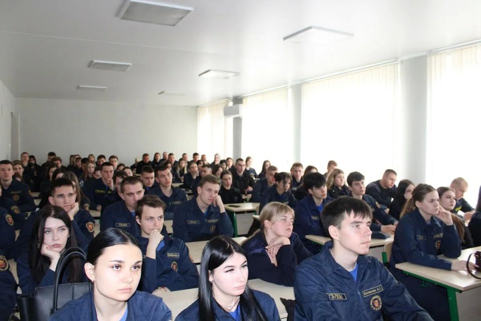 Транспортные полицейские Луганска провели профилактические беседы с молодежью Транспортные полицейские Луганска провели профилактические беседы с молодежью