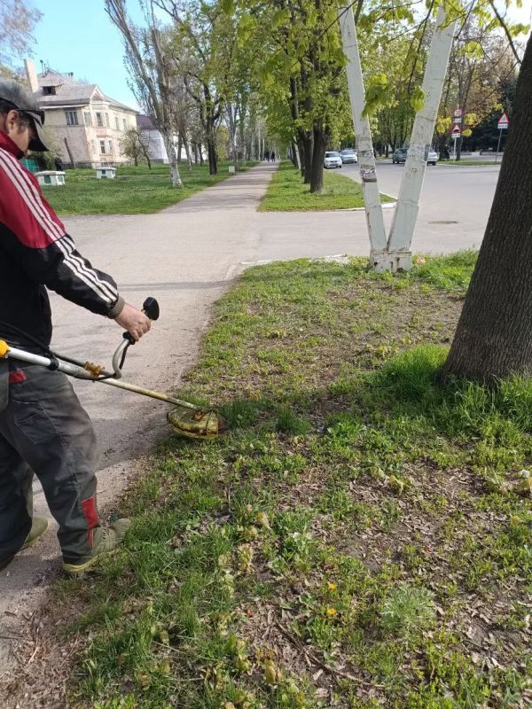 Городские службы работают над улучшением облика наших улиц Городские службы работают над улучшением облика наших улиц