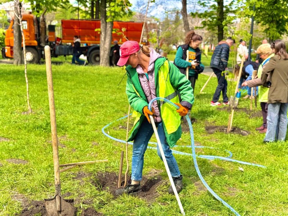 Артисты ЛНР и представители Министерства культуры Республики высадили памятную аллею в Сквере имени «Молодой гвардии» Артисты ЛНР и представители Министерства культуры Республики высадили памятную аллею в Сквере имени «Молодой гвардии»