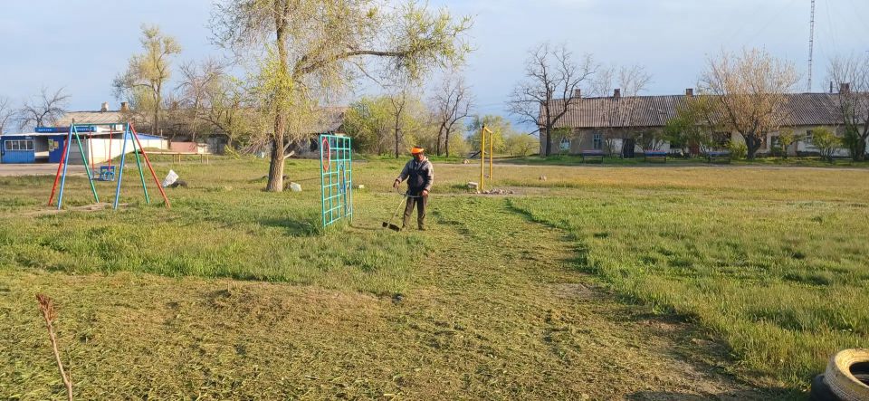 Весенние субботники продолжаются Весенние субботники продолжаются
