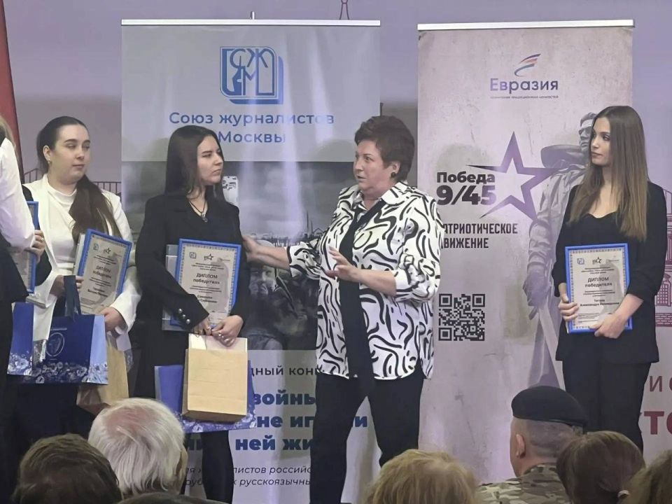 Старший корреспондент ЛуганскИнформЦентра Анна Савинова стала победителем международного конкурса, «Дети войны. Они в нее не играли. Они в ней жили» в номинации «Лучшая журналистская работа в интернете» за публикацию... Старший корреспондент ЛуганскИнформЦентра Анна Савинова стала победителем международного конкурса, «Дети войны. Они в нее не играли. Они в ней жили» в номинации «Лучшая журналистская работа в интернете» за публикацию...