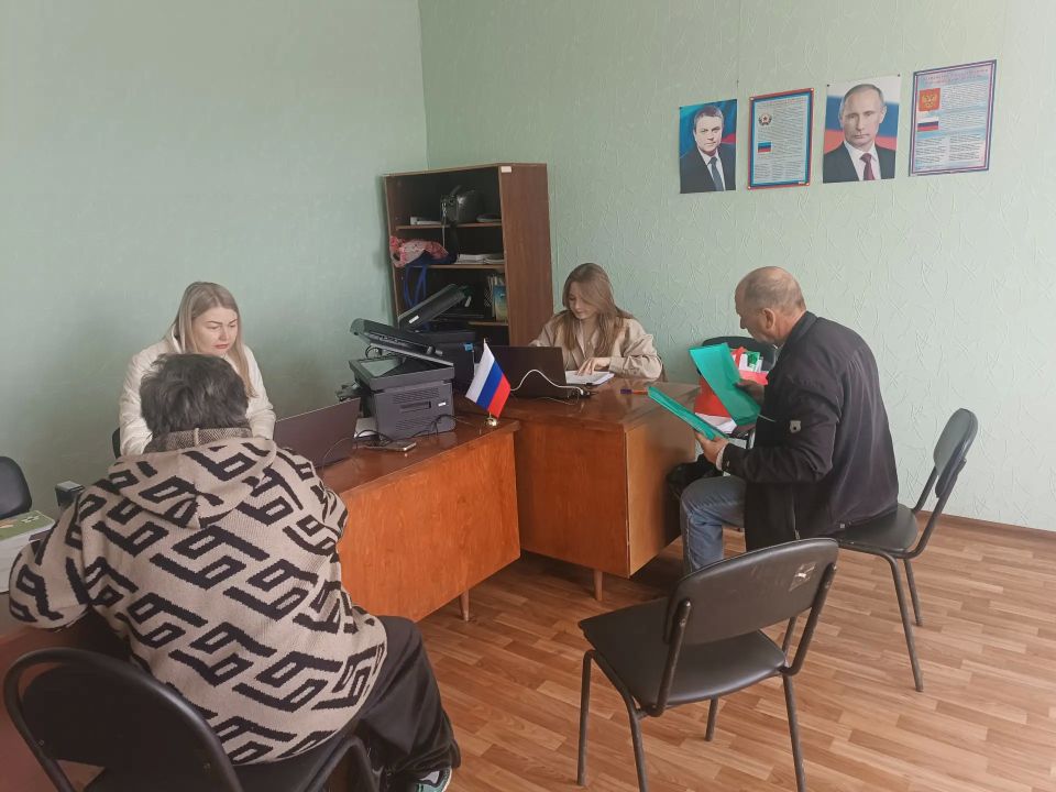 Госуслуги стали ближе: специалисты МФЦ посетили Давыдо-Никольское Госуслуги стали ближе: специалисты МФЦ посетили Давыдо-Никольское