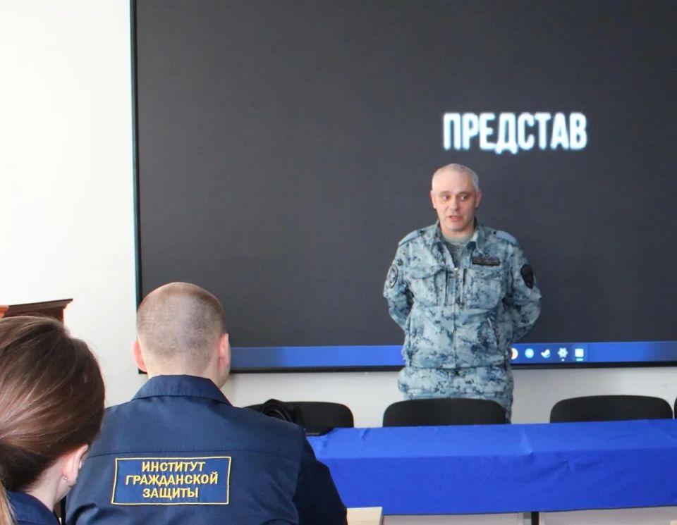 Транспортные полицейские Луганска провели профилактические беседы с молодежью Транспортные полицейские Луганска провели профилактические беседы с молодежью