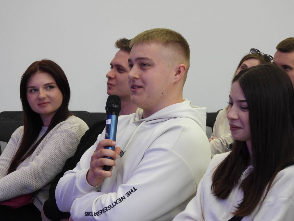 Руководитель Алчевского местного отделения Молодой Гвардии в ДонГТУ, депутат городского округа города Алчевск Александр Ярский встретился с активной молодежью в рамках проекта «ГосСтарт.Диалог» Руководитель Алчевского местного отделения Молодой Гвардии в ДонГТУ, депутат городского округа города Алчевск Александр Ярский встретился с активной молодежью в рамках проекта «ГосСтарт.Диалог»