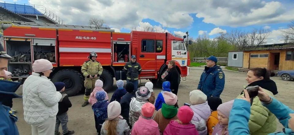 В рамках Дня пожарной охраны России и весенней Недели безопасности воспитанники дошкольного учреждения «Колокольчик» побывали на экскурсии в пожарной части, где их встретил Виталий Чибисов В рамках Дня пожарной охраны России и весенней Недели безопасности воспитанники дошкольного учреждения «Колокольчик» побывали на экскурсии в пожарной части, где их встретил Виталий Чибисов