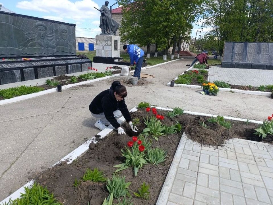 Цветы памяти у "Мемориала Славы" в Рыбянцево! Цветы памяти у "Мемориала Славы" в Рыбянцево!
