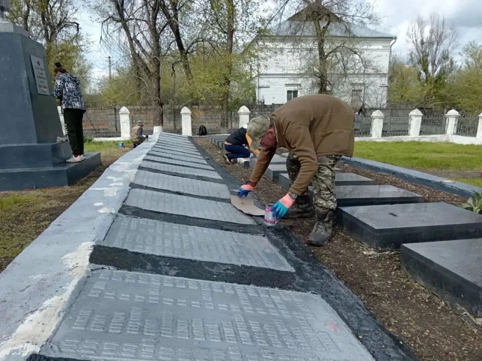 В селе Новосветловка провели субботник по благоустройству памятного места В селе Новосветловка провели субботник по благоустройству памятного места