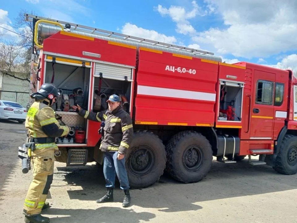 В рамках Дня пожарной охраны России и весенней Недели безопасности воспитанники дошкольного учреждения «Колокольчик» побывали на экскурсии в пожарной части, где их встретил Виталий Чибисов В рамках Дня пожарной охраны России и весенней Недели безопасности воспитанники дошкольного учреждения «Колокольчик» побывали на экскурсии в пожарной части, где их встретил Виталий Чибисов
